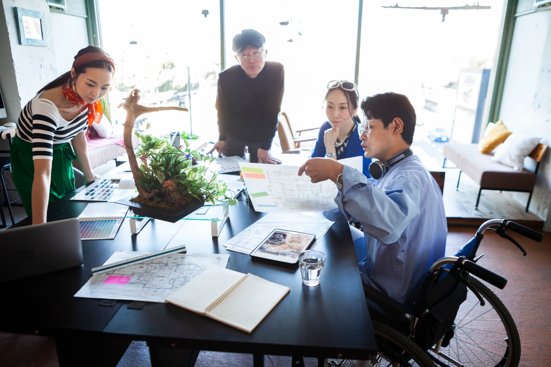 車椅子に乗った若い社員が活躍する、多様性のある会社